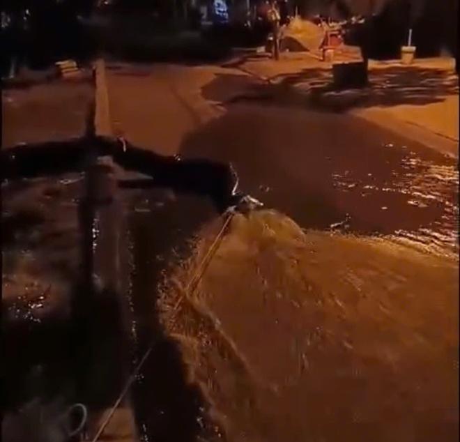 Người dân Nhà Bè bức xúc vì liên tục bị cắt nước, đơn vị cấp nước nói gì?- Ảnh 2.