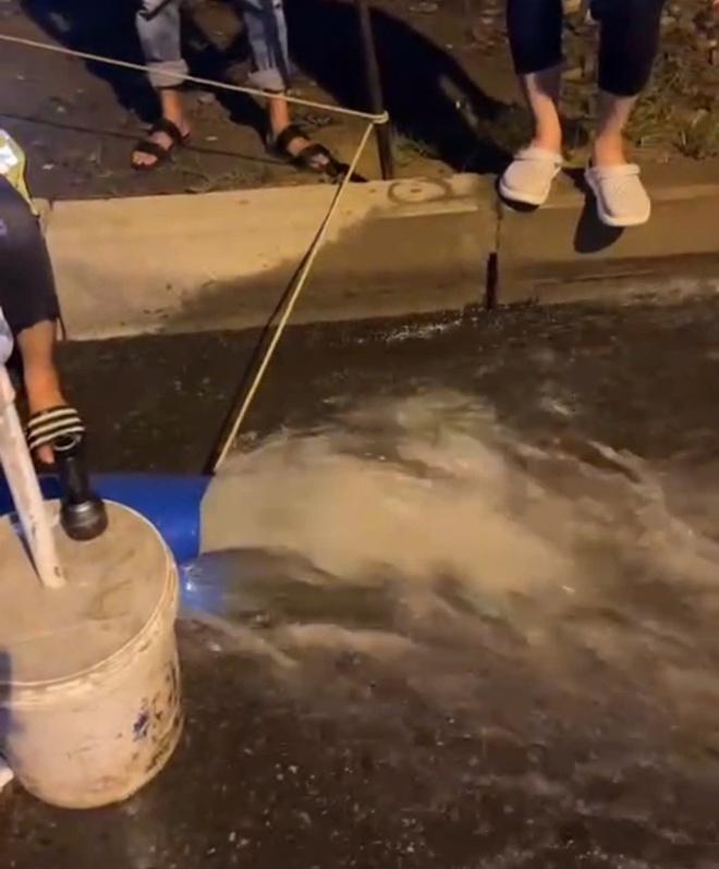 Người dân Nhà Bè bức xúc vì liên tục bị cắt nước, đơn vị cấp nước nói gì?- Ảnh 3.