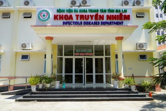Nghi ngộ độc sau khi ăn bánh mì ở Quy Nhơn: Chủ cơ sở nhập viện - Ảnh 1.