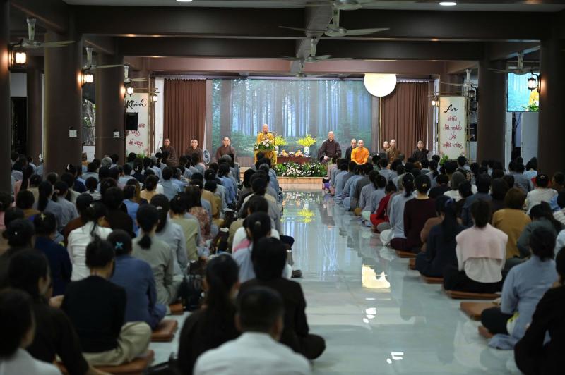 Người trẻ hôm nay đang mệt vì phải làm 'cái tôi' của mình - Ảnh 1.