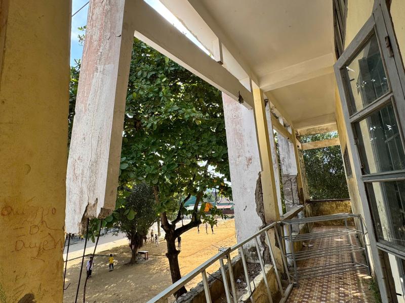 Trường nội trú Quảng Trị xuống cấp nghiêm trọng, lan can gãy, bê tông rơi từ trần nhà- Ảnh 1.