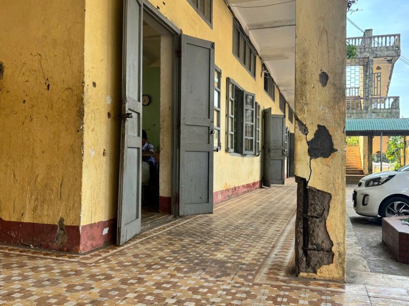 Trường nội trú Quảng Trị xuống cấp nghiêm trọng, lan can gãy, bê tông rơi từ trần nhà- Ảnh 6.