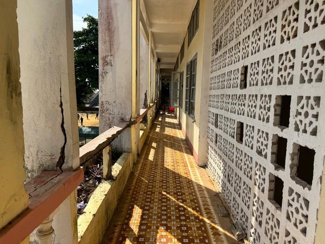 Trường nội trú Quảng Trị xuống cấp nghiêm trọng, lan can gãy, bê tông rơi từ trần nhà- Ảnh 4.