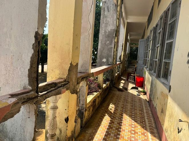 Trường nội trú Quảng Trị xuống cấp nghiêm trọng, lan can gãy, bê tông rơi từ trần nhà- Ảnh 5.