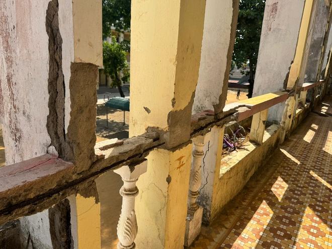Trường nội trú Quảng Trị xuống cấp nghiêm trọng, lan can gãy, bê tông rơi từ trần nhà- Ảnh 3.