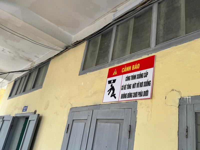 Trường nội trú Quảng Trị xuống cấp nghiêm trọng, lan can gãy, bê tông rơi từ trần nhà- Ảnh 7.