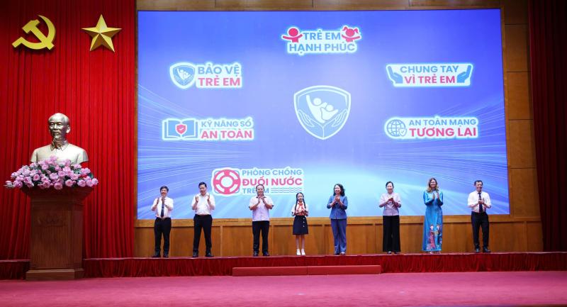 Không để 26 triệu trẻ em 'tự bơi' trong kỷ nguyên số- Ảnh 2.