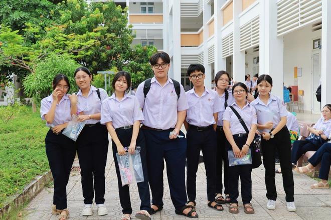 Khánh Hòa: Phụ huynh thấp thỏm chờ con thi tuyển sinh lớp 10 - Ảnh 2.