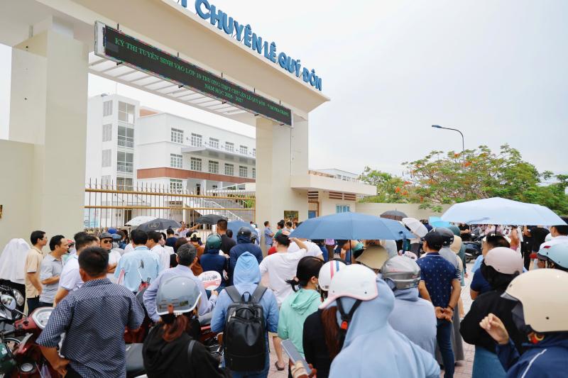 Khánh Hòa: Phụ huynh thấp thỏm chờ con thi tuyển sinh lớp 10 - Ảnh 12.