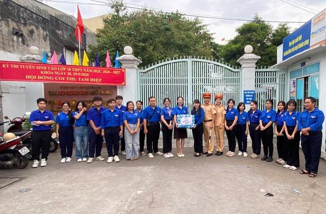 CSGT thành phố Đồng Nai hỗ trợ kịp thời nữ thí sinh đi nhầm điểm thi - Ảnh 2.
