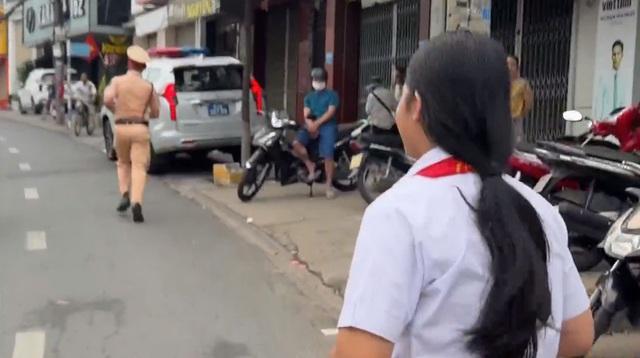 CSGT thành phố Đồng Nai hỗ trợ kịp thời nữ thí sinh đi nhầm điểm thi - Ảnh 1.