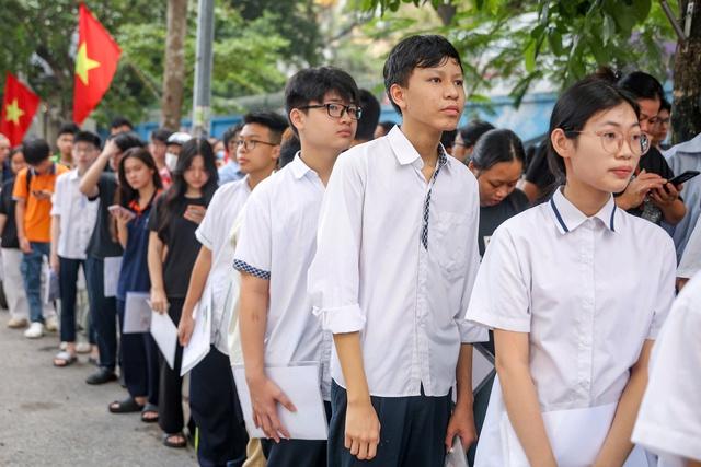 Học sinh Hà Nội bước vào kỳ thi căng thẳng nhất - Ảnh 2.