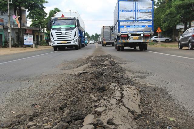 Quốc lộ 19 mới hoàn thành đã xuất hiện nhiều hư hỏng- Ảnh 1.