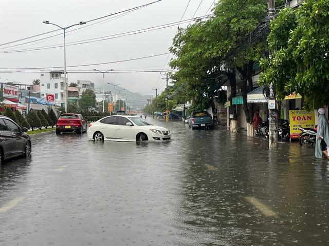 Mưa lớn ở Khánh Hòa, cảnh báo ngập lụt nhiều tuyến đường ở Nha Trang - Ảnh 3.