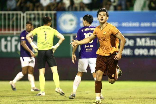HLV Harry Kewell chê bai HAGL, HLV Quang Trãi phản bác tinh tế ‘Arsenal cũng đá như chúng tôi mà thôi’- Ảnh 2.