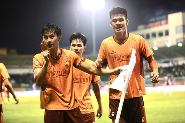 HLV Harry Kewell chê bai HAGL, HLV Quang Trãi phản bác tinh tế ‘Arsenal cũng đá như chúng tôi mà thôi’- Ảnh 3.