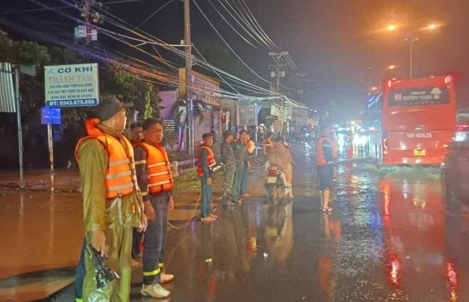 Đồng Nai: Kịp thời giải cứu 3 người dân bị nước cuốn trôi - Ảnh 3.