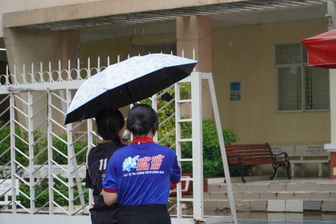 Bất chấp mưa đổ xối xả, tình nguyện viên che mưa tiếp sức thí sinh - Ảnh 11.