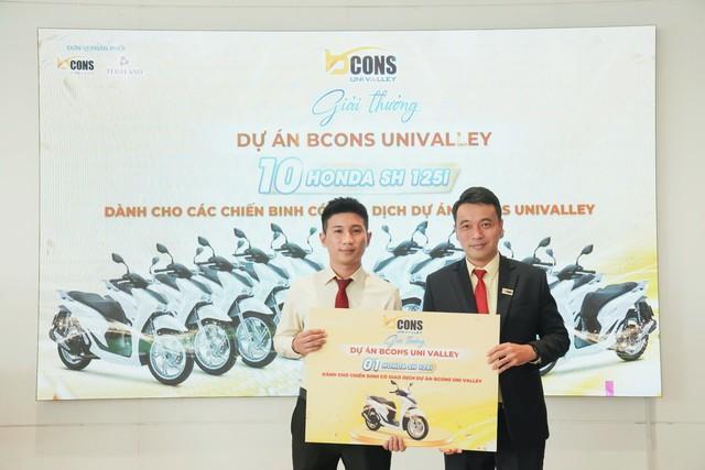 Bcons PS trao thưởng nhân viên kinh doanh 10 xe Honda SH  - Ảnh 1.