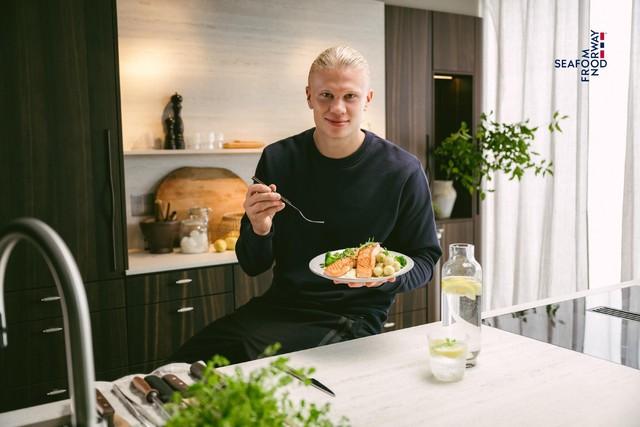 Cùng Erling Haaland mang cá hồi Na Uy từ World Cup đến bữa ăn Việt - Ảnh 1.