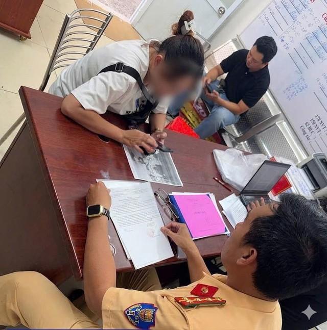 Người phụ nữ tung vàng mã xuống đường để 'xả xui' ở TP.HCM bị phạt - Ảnh 2.