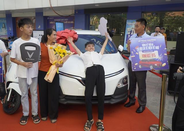 Đăng ký gói mạng 5.000 đồng/ngày, người đàn ông chài lưới trúng ô tô: 'Tưởng bị lừa'- Ảnh 1.