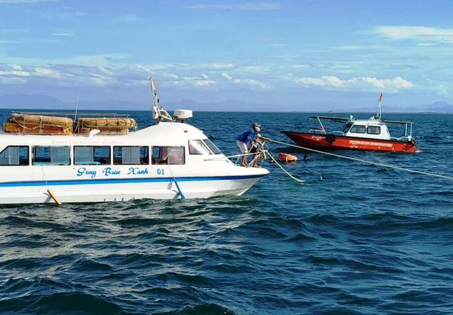 Đà Nẵng: Ca nô du lịch chở 19 người bị chìm trên biển Cửa Đại - Ảnh 1.