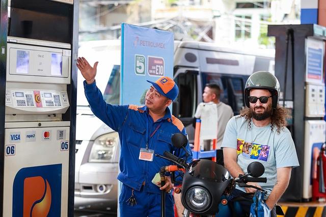 Ngày đầu 'phủ xanh' xăng E10: Người tiêu dùng phản hồi tích cực- Ảnh 1.