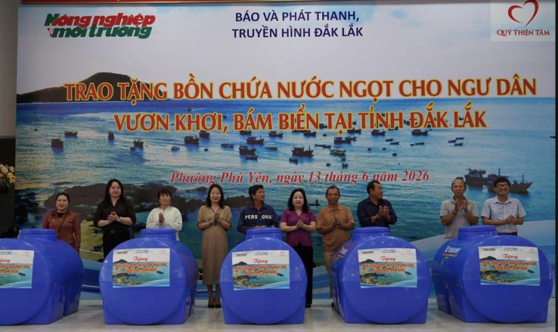 Tập đoàn Vingroup tặng 260 bồn chứa nước ngọt cho ngư dân - Ảnh 1.