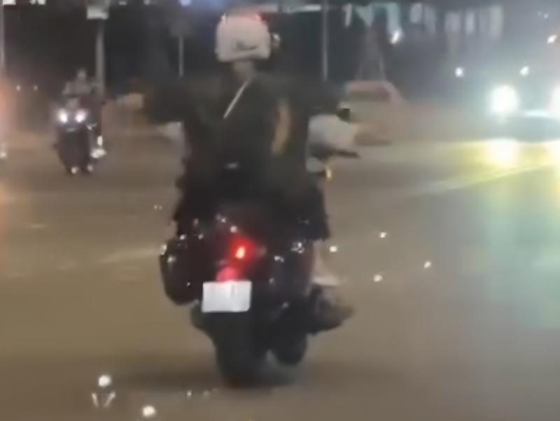 Đà Nẵng: Buông 2 tay lái xe, du khách nước ngoài bị tịch thu phương tiện- Ảnh 1.