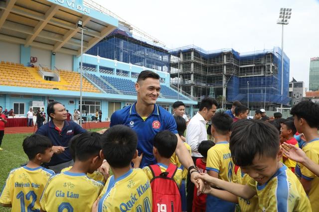 Lê Giang Patrik, Ngô Đăng Khoa 'tiếp lửa' giải bóng đá thiếu niên - nhi đồng HTV- Ảnh 1.