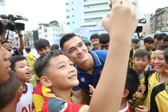 Lê Giang Patrik, Ngô Đăng Khoa 'tiếp lửa' giải bóng đá thiếu niên - nhi đồng HTV- Ảnh 2.
