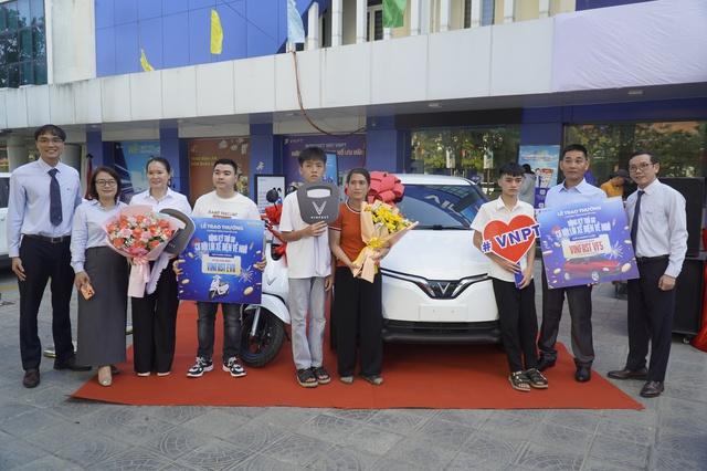 Đăng ký gói mạng 5.000 đồng/ngày, người đàn ông chài lưới trúng ô tô: 'Tưởng bị lừa'- Ảnh 2.