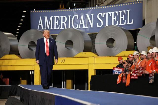 Tổng thống Trump ký sắc lệnh sửa đổi thuế quan một số hàng nhập khẩu - Ảnh 1.