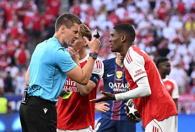 Trọng tài trận chung kết Champions League gây tranh cãi dữ dội, báo châu Âu dậy sóng- Ảnh 1.