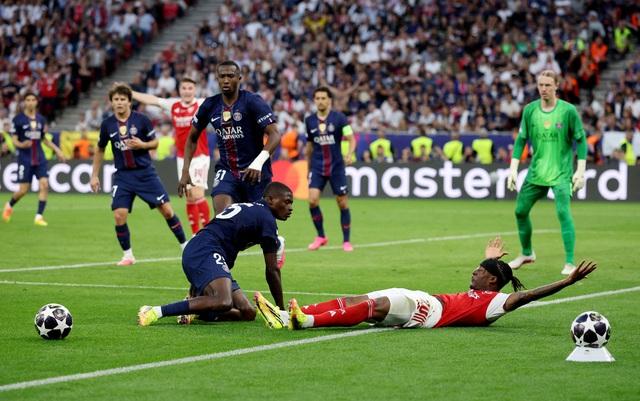 Trọng tài trận chung kết Champions League gây tranh cãi dữ dội, báo châu Âu dậy sóng- Ảnh 3.