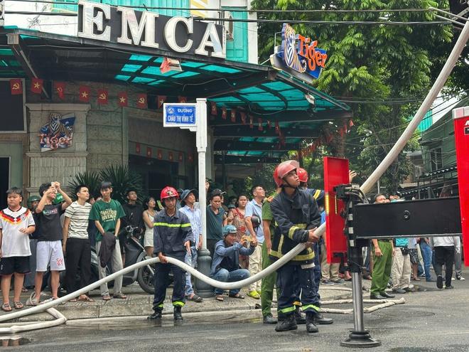 Cháy quán karaoke cao tầng ở Đà Nẵng, khói bốc cao giữa khu dân cư- Ảnh 2.