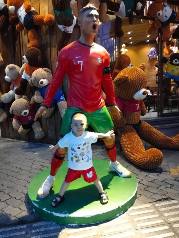 Quán cà phê TP.HCM 'thức' cùng World Cup 2026: Mở 24/7, khách check-in cùng... Messi, Ronaldo - Ảnh 2.