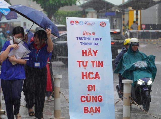 Bất chấp mưa đổ xối xả, tình nguyện viên che mưa tiếp sức thí sinh - Ảnh 2.
