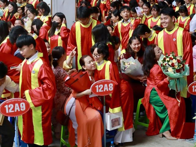 Thầy hiệu trưởng nhắn thí sinh 'phía trước là bầu  trời' trước ngày thi tốt nghiệp THPT - Ảnh 1.