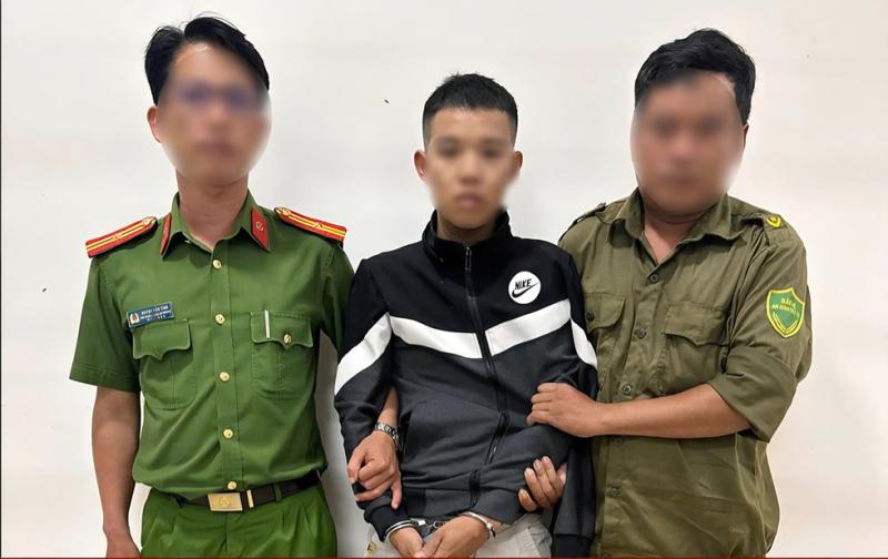 Tạm giữ kẻ ngông cuồng dùng bom xăng tấn công lực lượng công an Đà Nẵng- Ảnh 1.
