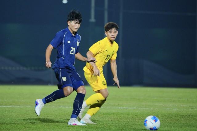 U.19 Thái Lan ngược dòng nghẹt thở thắng Malaysia: U.19 Việt Nam sáng cửa vào bán kết Đông Nam Á- Ảnh 1.