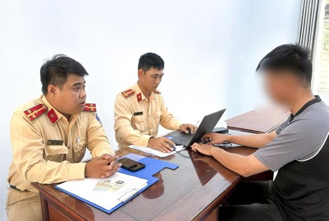 Vượt rào chắn đường sắt, tài xế bị xử phạt hơn 40 triệu đồng, tước bằng lái - Ảnh 1.