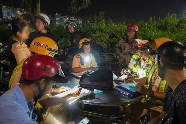 CSGT TP.HCM xuyên đêm 'quét' ma túy, cồn ở chợ Bình Điền - Ảnh 3.