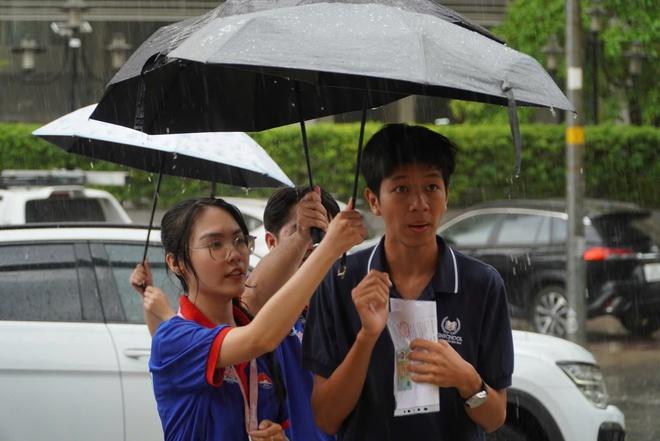 Bất chấp mưa đổ xối xả, tình nguyện viên che mưa tiếp sức thí sinh - Ảnh 13.