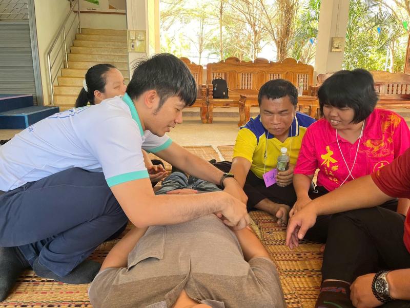 Cựu sinh viên Úc khước từ trời Tây, dành cả thanh xuân để… cứu người - Ảnh 1.