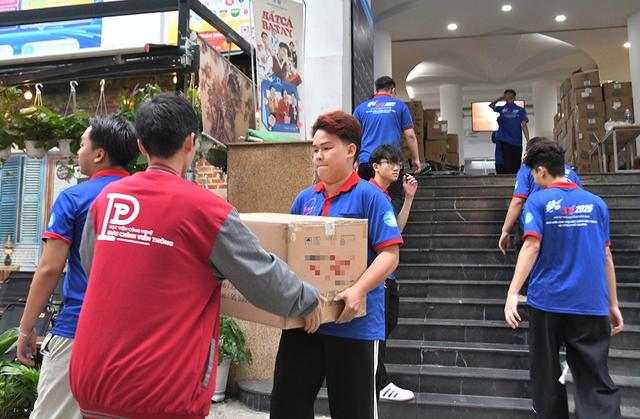 Tất bật từ sáng đến khuya, sẵn sàng tiếp sức thí sinh - Ảnh 1.