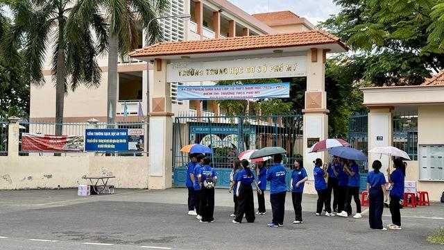Thi lớp 10 TP.HCM: Đến điểm thi quá sớm, phụ huynh lo lắng, học sinh hồi hộp - Ảnh 2.