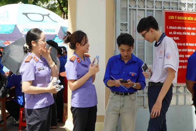 'Bóng hồng' Viện Kiểm sát tiếp sức thí sinh Cần Thơ - Ảnh 2.