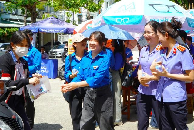 'Bóng hồng' Viện Kiểm sát tiếp sức thí sinh Cần Thơ - Ảnh 4.